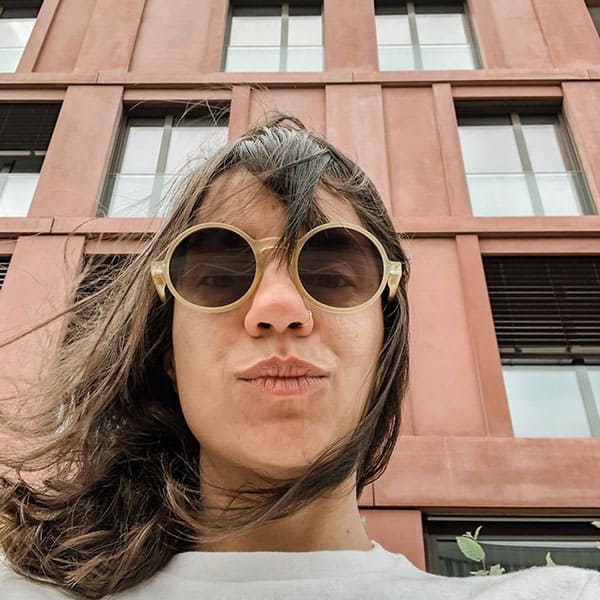 Foto selfie de Livia Humaine na frente de prédios