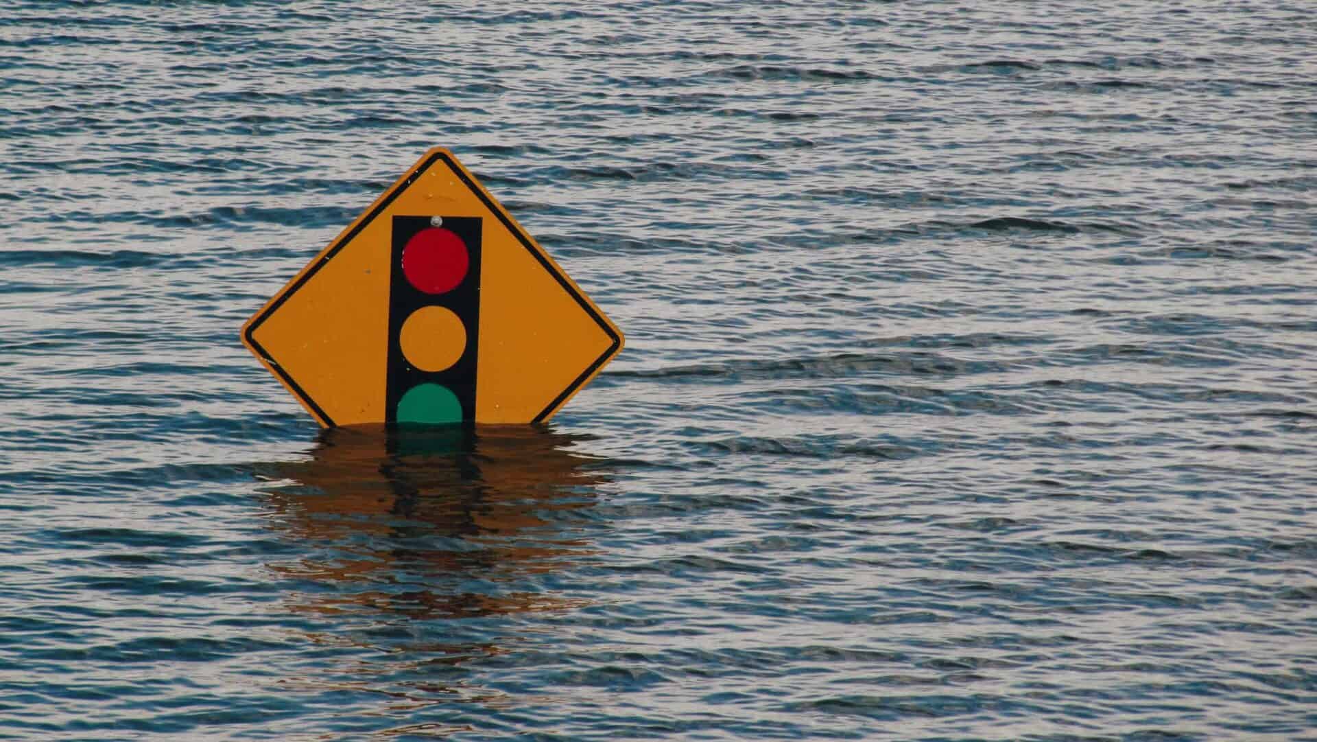 Placa representando um semáforo, submersa no mar