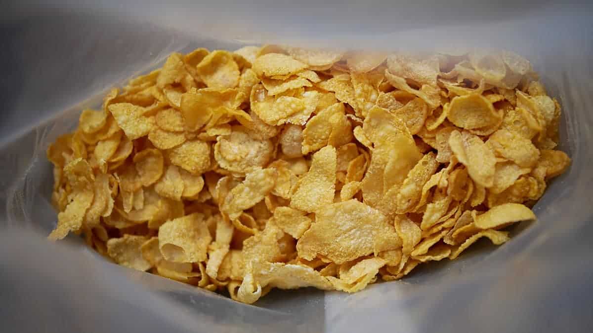 Corn flakes dentro de embalagem feita de saco plástico