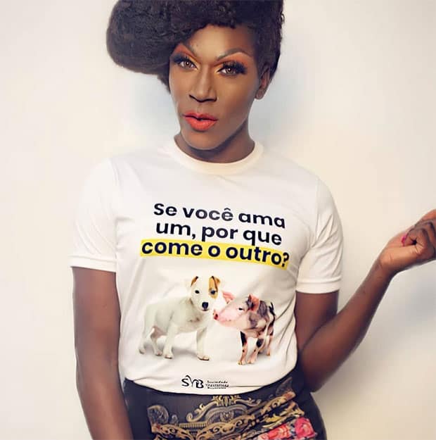 @leylladiva veste camiseta com a foto de um filhote de cachorro ao lado de um filhote de porco, com os dizeres: "Se você ama um, por que come o outro?"