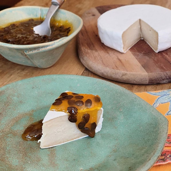 Kesu - queijo tipo brie vegetal servido com geleia de maracujá