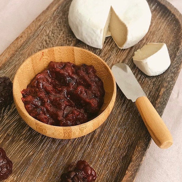 Kesu - queijo tipo brie vegetal servido com geleia de framboesa