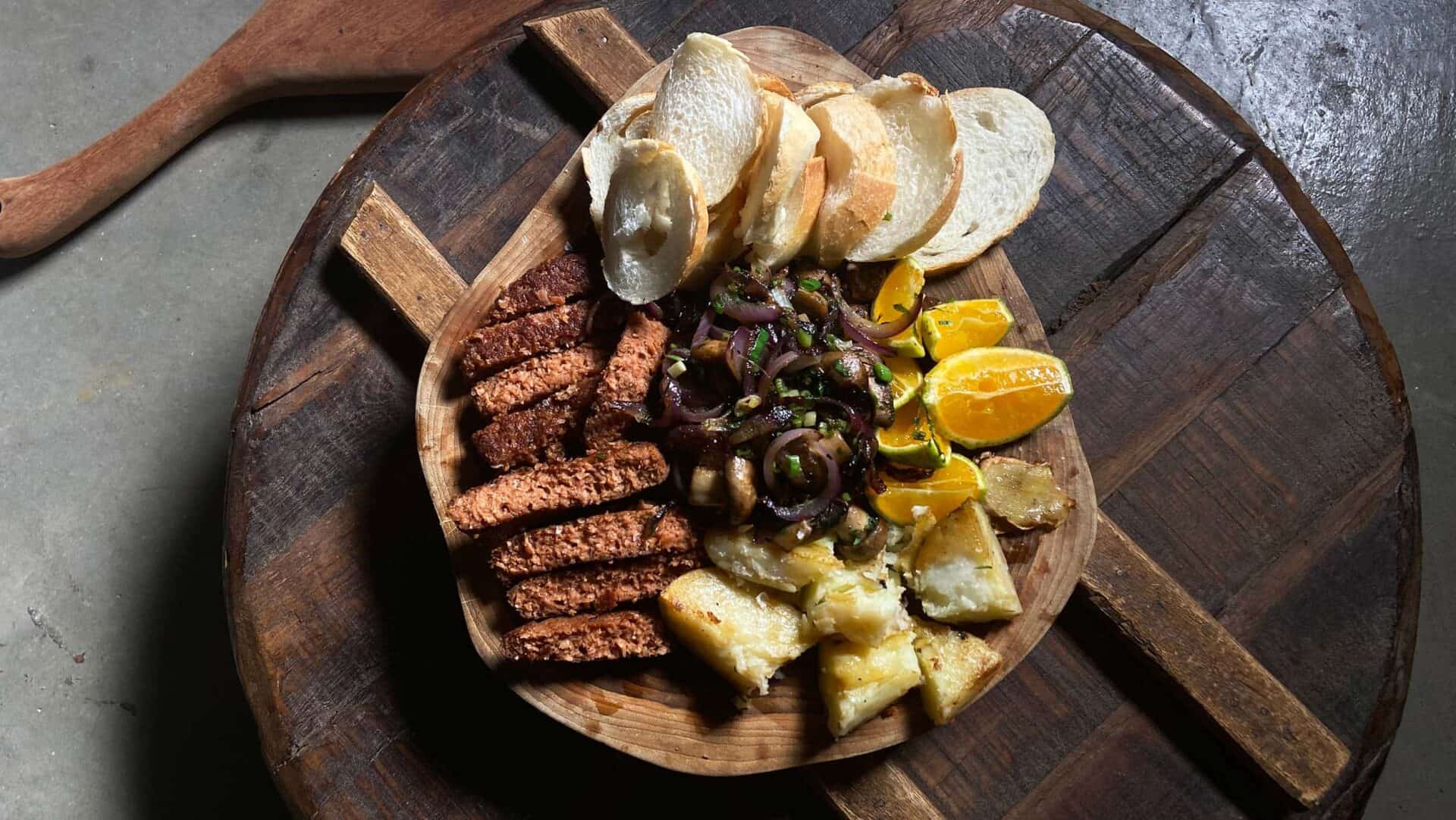 Tábua de aperitivos feito com carne de plantas