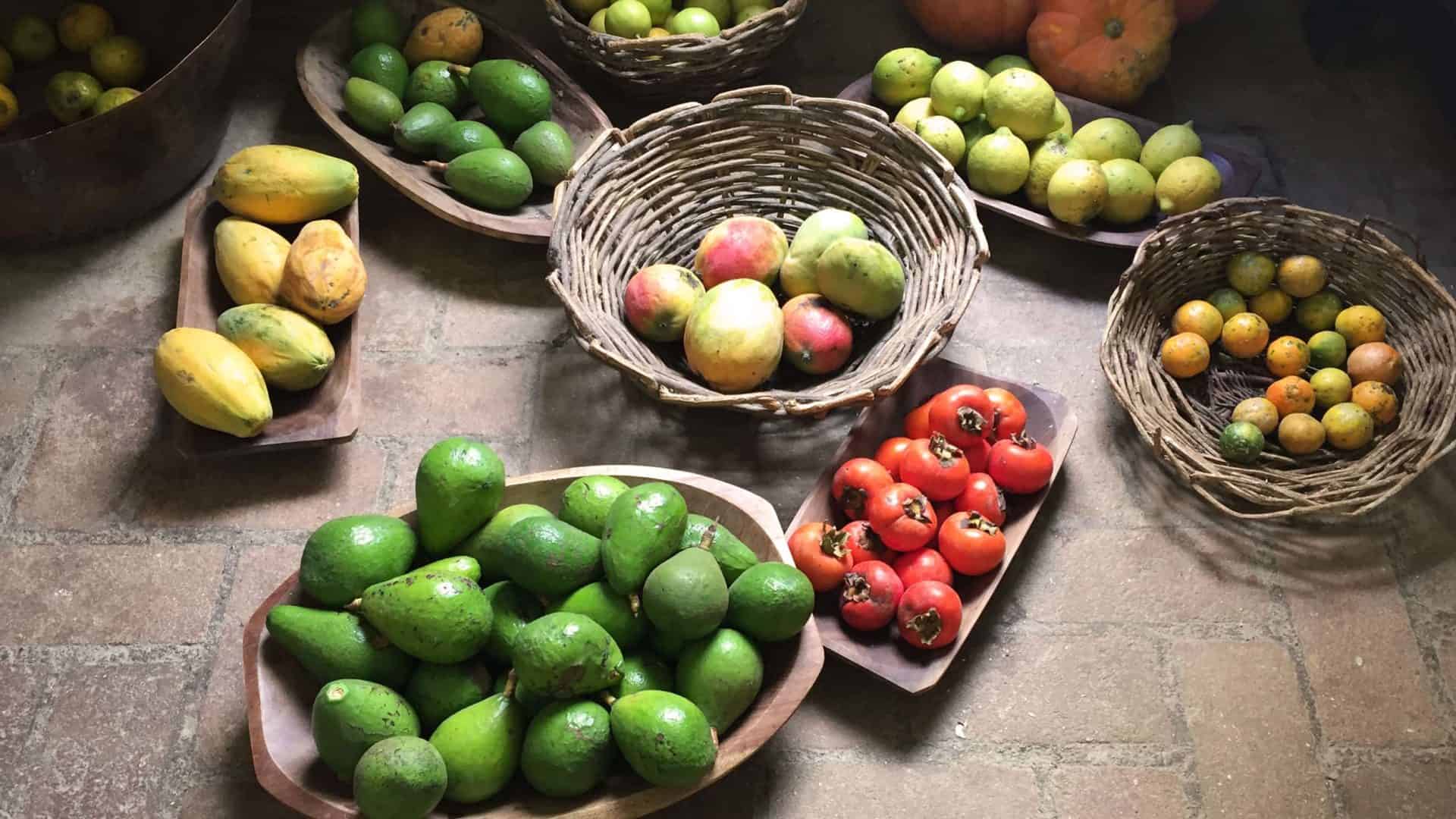 Cestas de frutas diversas da estação, à venda em comércio local