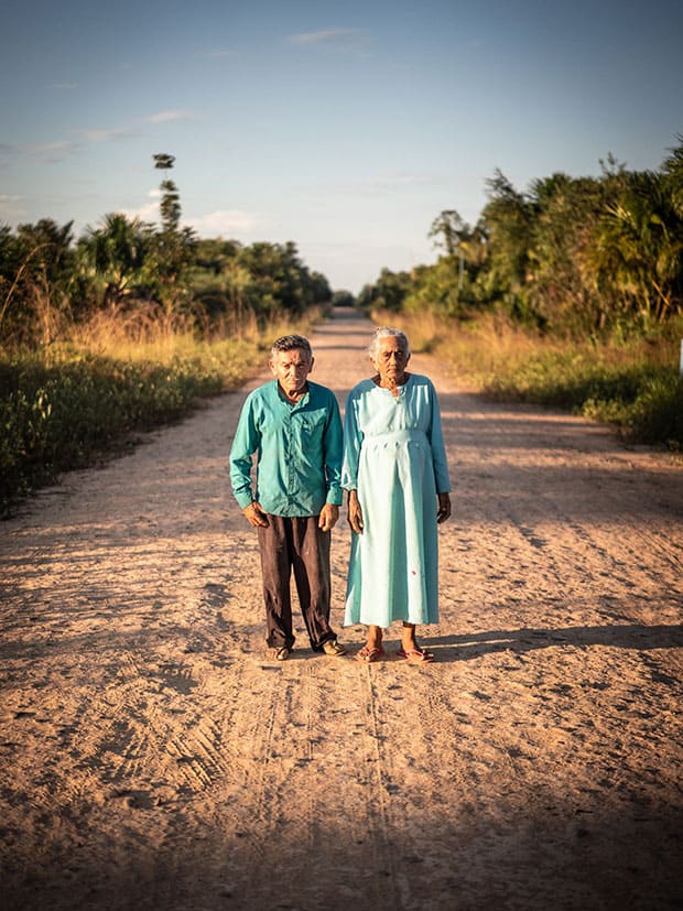 Maria e João José Cordeiro, donos de pousada na Amazônia, sobre trecho da BR 319, estrada em construção
