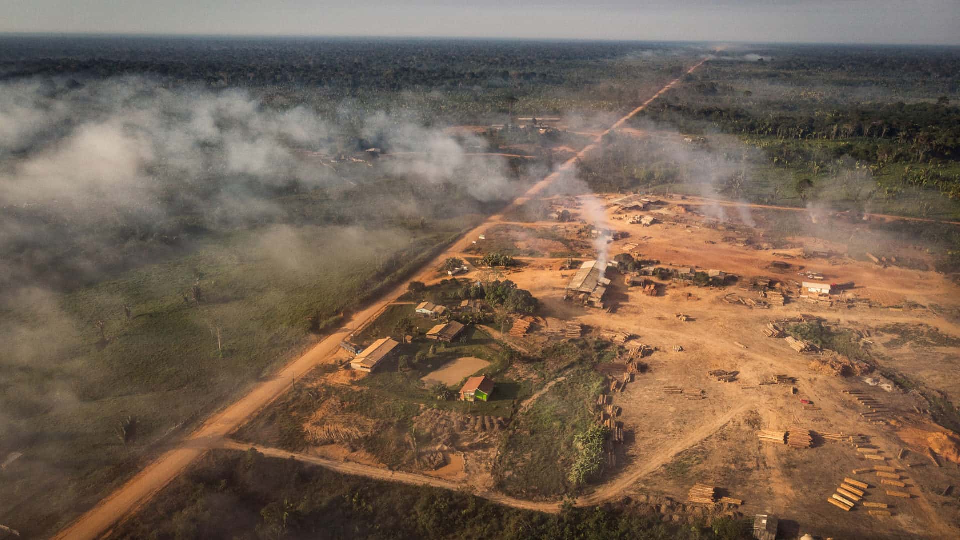 Vista aérea de queimada de área verde próxima à BR319, na Amazônia