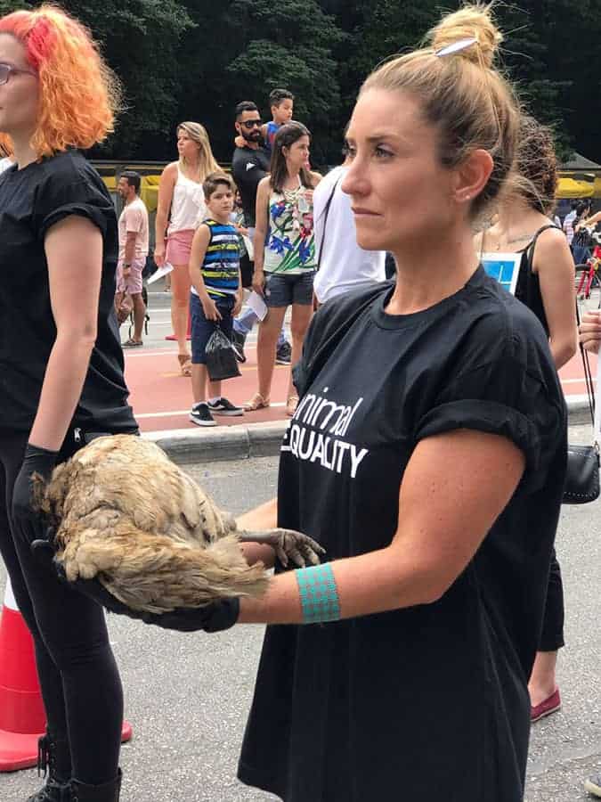 A nutricionista e ativista, Alessandra Luglio, em ato pró-veganismo na Avenida Paulista