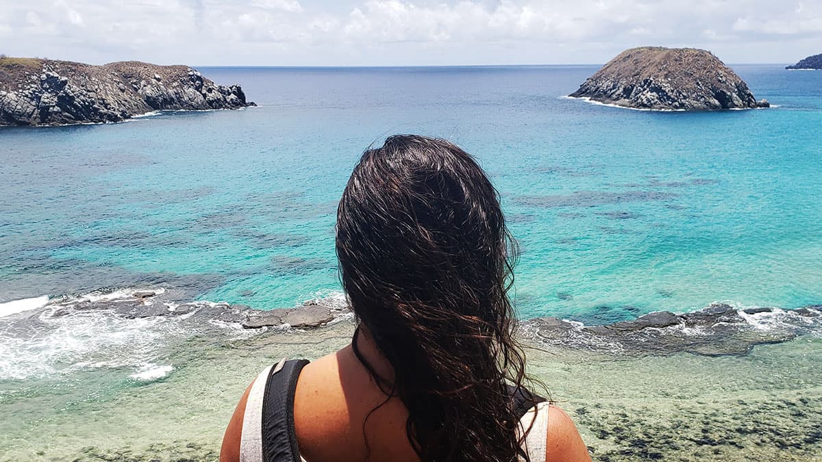 A jornalista com pautas ambientais, Paulina Chamorro, olha para o mar em Fernando de Noronha