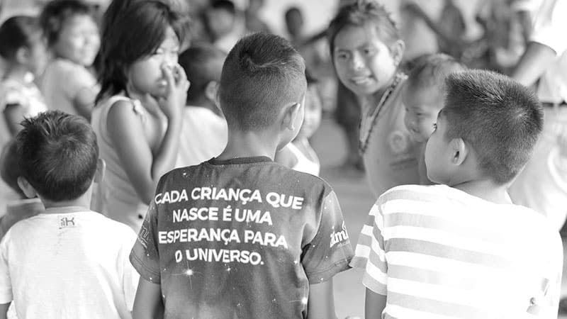 Crianças brincam juntas, em projeto de arte e educação para refugiados, da FFHI em Roraima