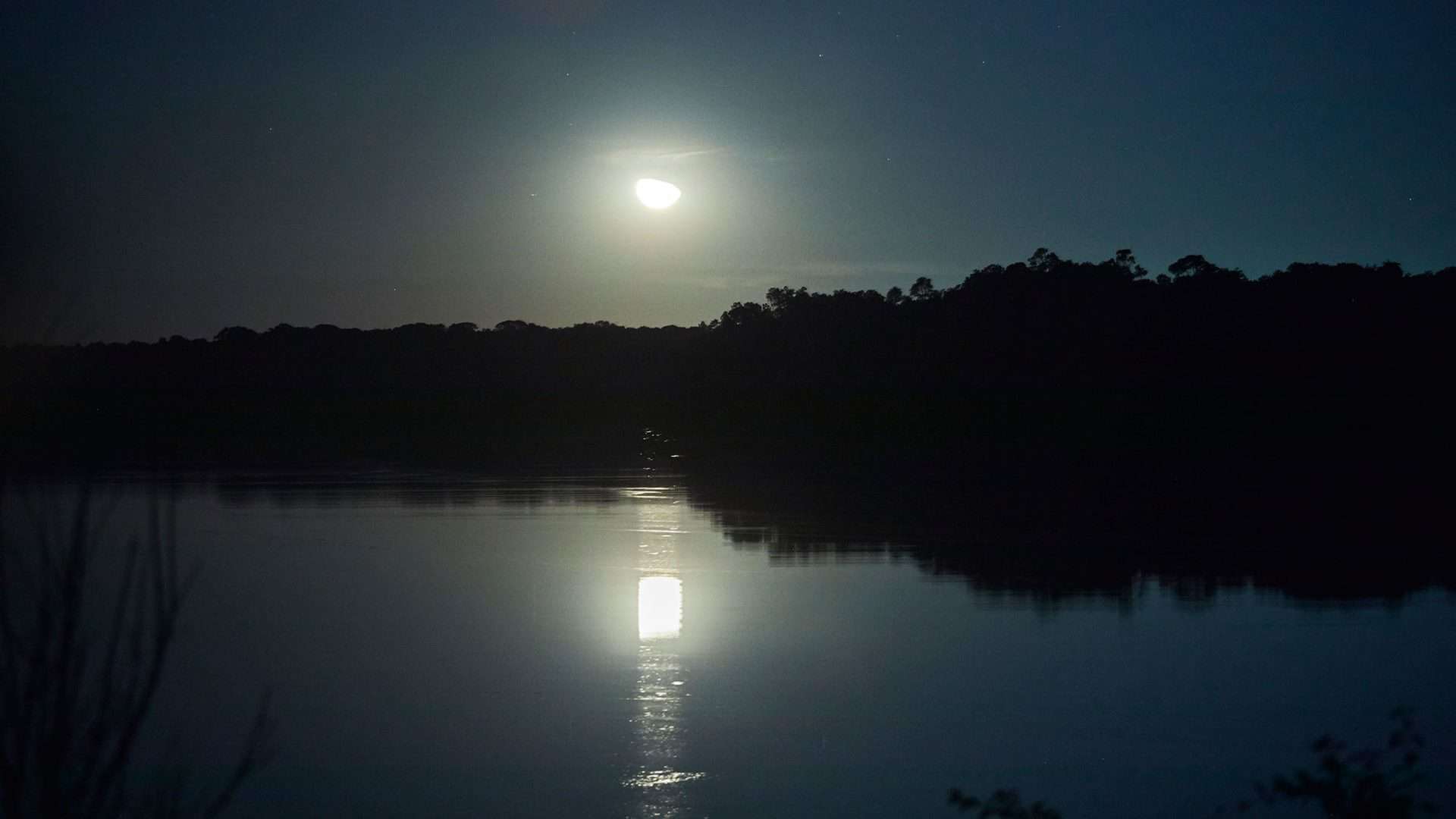 Anoitecer em paisagem da Amazônia, luz da lua reflete sobre as águas do rio. Foto: Loiro Cunha