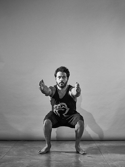 Fabio Jobim demonstra os exercícios para fazer em casa, entre eles, o de agachamento