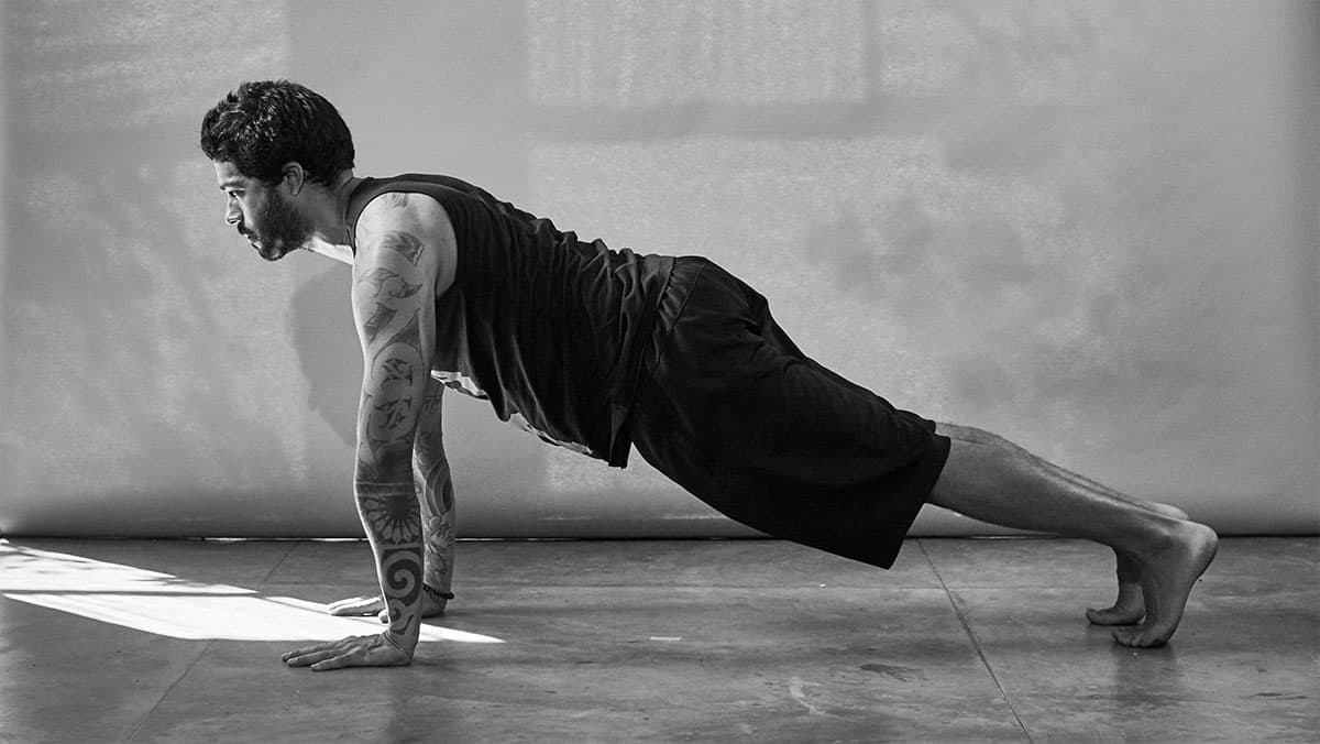 Fabio Jobim demonstra os exercícios de Prancha para curso online YAM