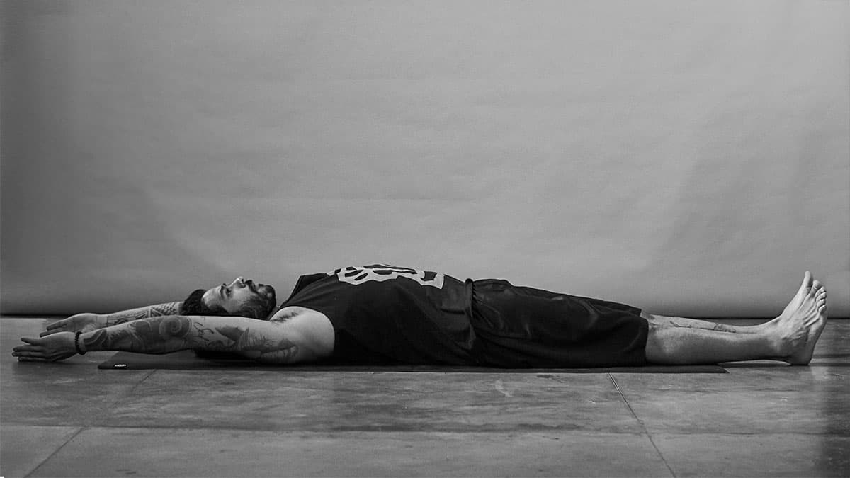 Fabio Jobim demonstra fase do exercício Abdominal Sanfona para aliviar a dor nas costas