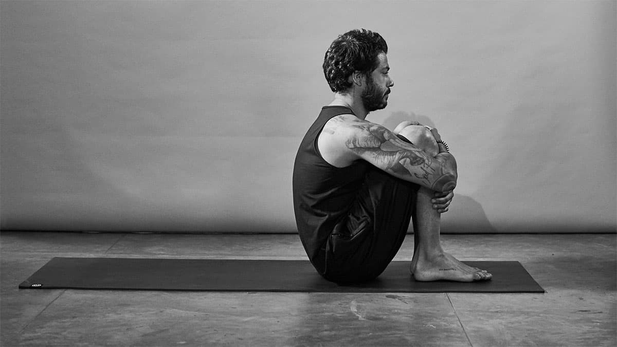 Fabio Jobim demonstra fase do exercício Abdominal Sanfona para aliviar a dor nas costas