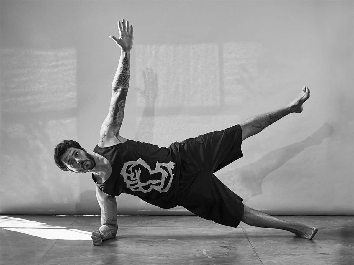 Fabio Jobim demonstra o exercício Prancha Lateral para aliviar a dor nas costas