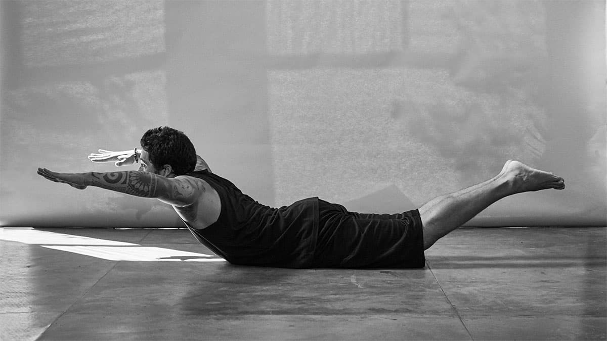 Fabio Jobim demonstra fase do exercício Superman