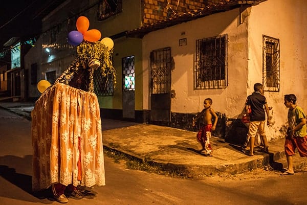 Crianças assistem a cerimônia do Bumba Meu Boi