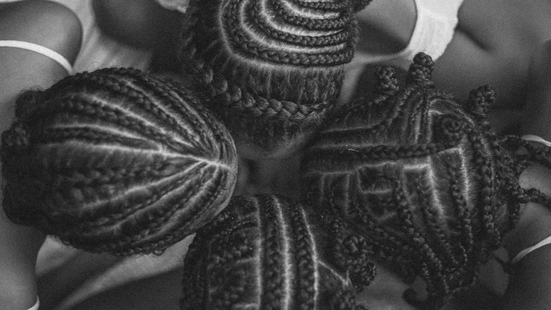 4 mulheres negras com tranças no cabelo, vistas de cima. Foto: Juh Almeida