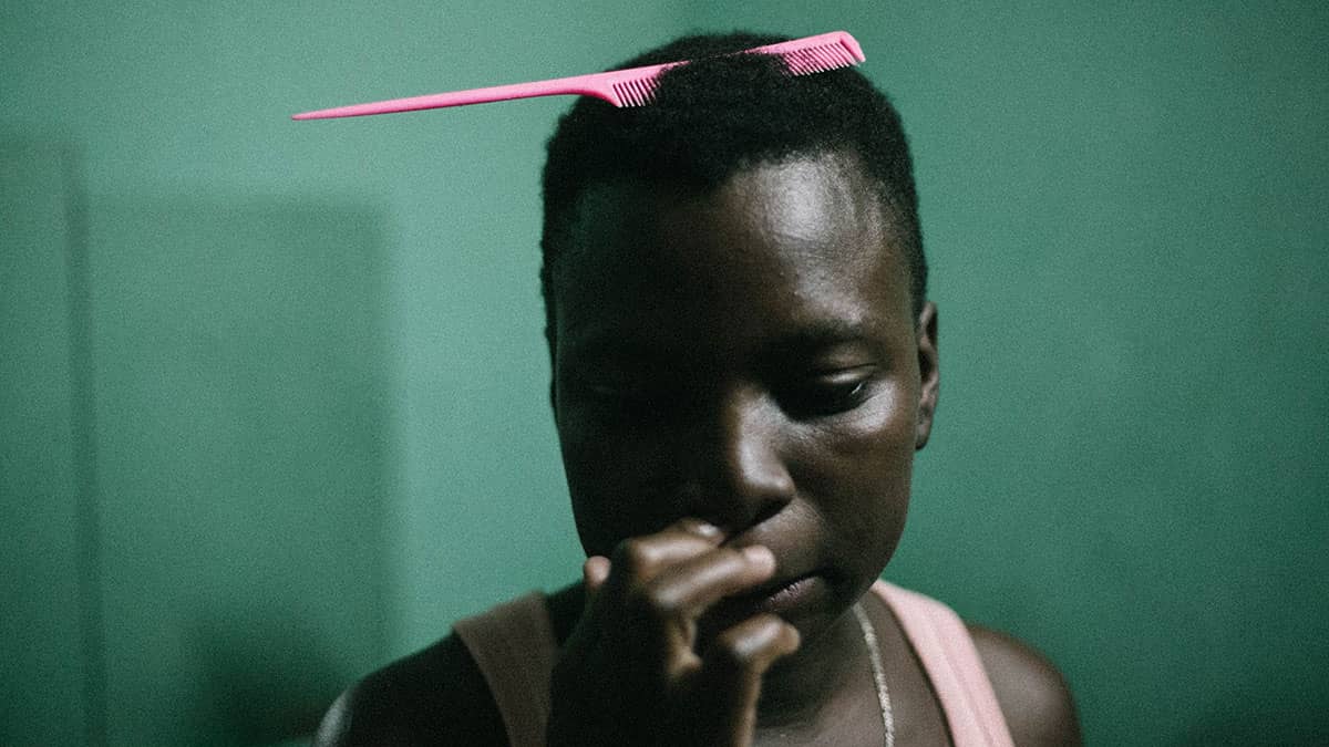 Mulher negra com pente no cabelo. Foto: Juh Almeida