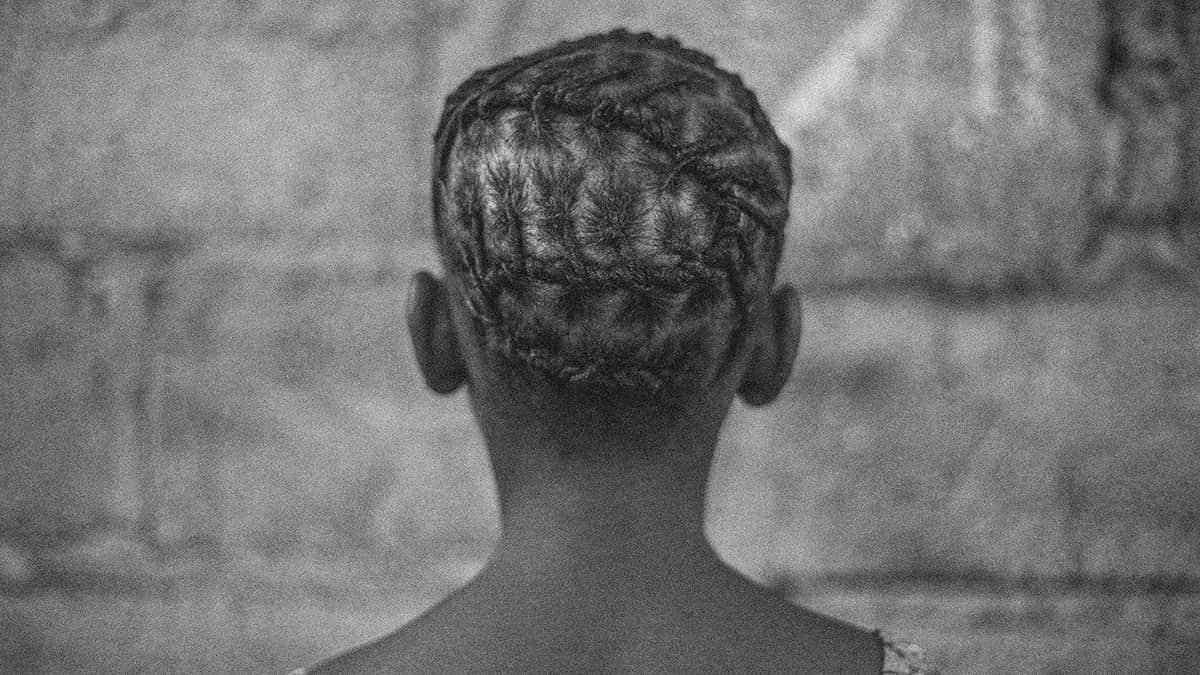 Menina negra com tranças no cabelo. Foto: Juh Almeida