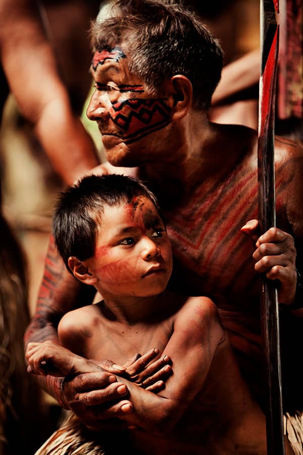 Pajé Yawarani com menino Yawanawá