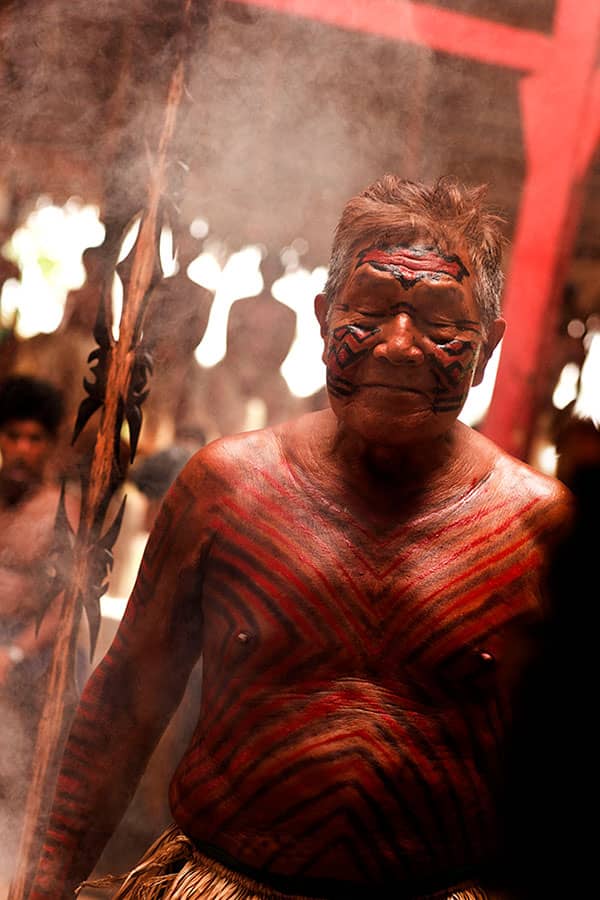 Pajé Yawarani em ritual Yawanawá