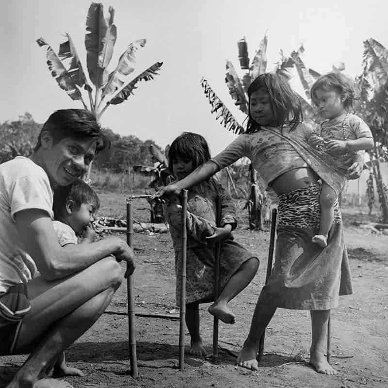 Família Guarani em aldeia no Estado de São Paulo